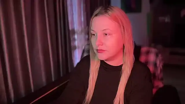 Snapshot of BikiHellena chatting on November 2, 5:54 am BikiHellena online show from November 2, 5:54 am