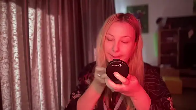 Snapshot of BikiHellena chatting on November 9, 8:12 am BikiHellena online show from November 9, 8:12 am