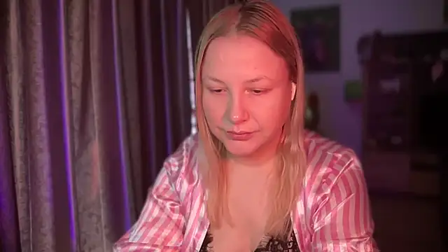 Snapshot of BikiHellena chatting on April 7, 8:26 am BikiHellena online show from April 7, 8:26 am