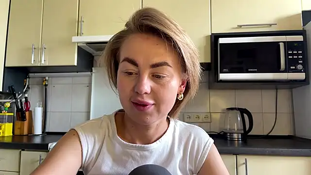Snapshot of MartaLuna_ chatting on June 15, 9:33 am MartaLuna online show from June 15, 9:33 am