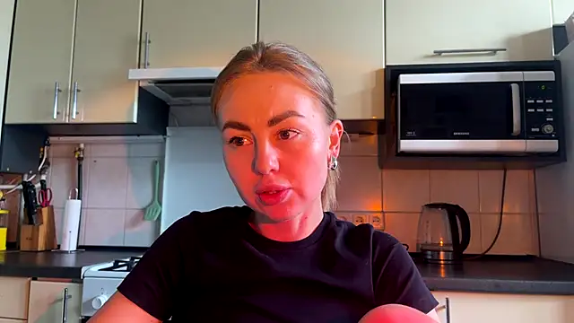 Snapshot of MartaLuna_ chatting on June 18, 2:32 pm MartaLuna online show from June 18, 2:32 pm
