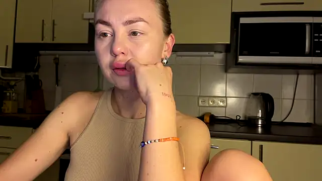Snapshot of MartaLuna_ chatting on June 19, 8:34 pm MartaLuna online show from June 19, 8:34 pm