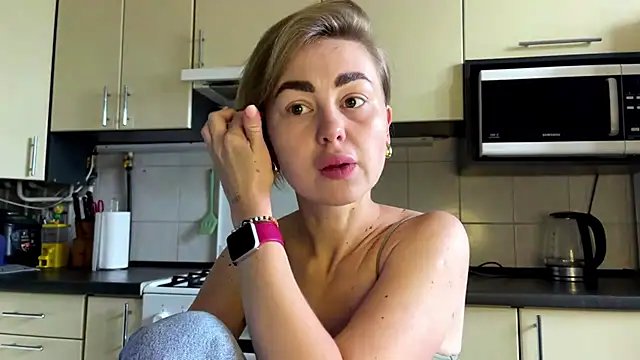 Snapshot of MartaLuna_ chatting on July 9, 6:28 am MartaLuna online show from July 9, 6:28 am