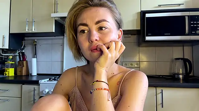Snapshot of MartaLuna_ chatting on July 19, 9:57 am MartaLuna online show from July 19, 9:57 am