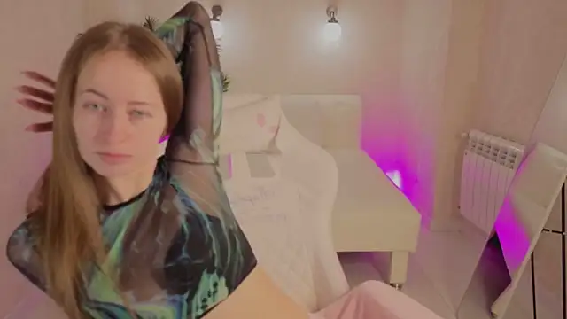 Snapshot of bella_li__ chatting on February 9, 1:53 am bella li online show from February 9, 1:53 am