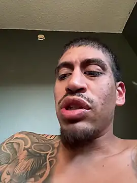 Snapshot of busnfatnutsLildee chatting on October 28, 10:23 pm busnfatnutsLildee online show from October 28, 10:23 pm