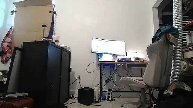 Snapshot of jasoncali305 chatting on October 6, 8:28 pm jasoncali305 online show from October 6, 8:28 pm