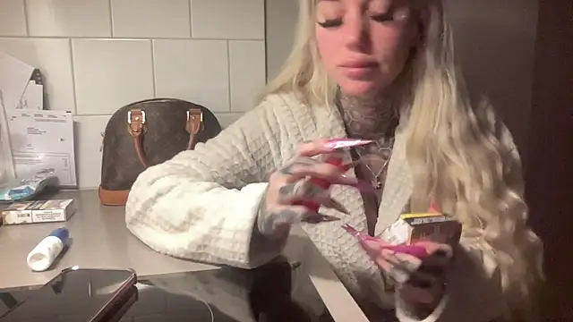 paulinaalatalo online show from March 18, 3:20 am