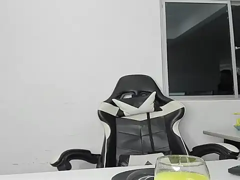 Snapshot of EL_VENEZOLANO_22CM chatting on February 5, 5:01 am EL VENEZOLANO 22CM online show from February 5, 5:01 am