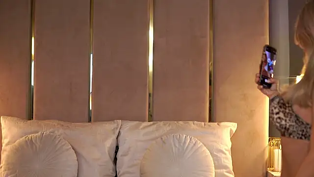 Snapshot of CamilaStarr chatting on December 3, 9:24 pm CamilaStarr online show from December 3, 9:24 pm