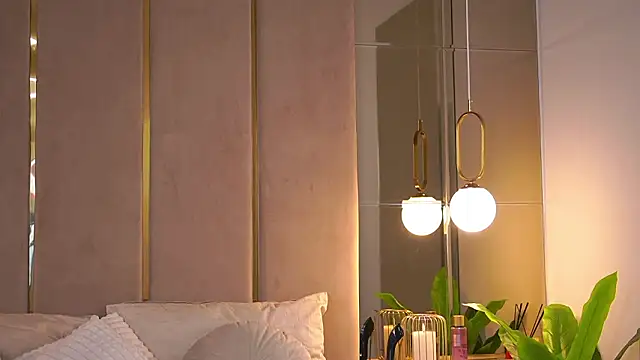 Snapshot of CamilaStarr chatting on February 7, 8:01 pm CamilaStarr online show from February 7, 8:01 pm