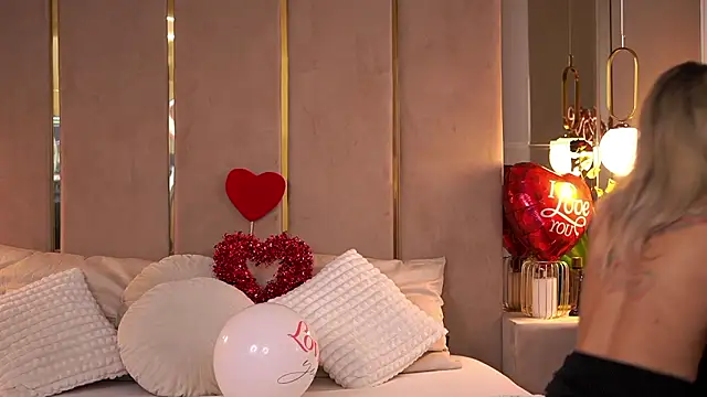 Snapshot of CamilaStarr chatting on February 24, 7:23 pm CamilaStarr online show from February 24, 7:23 pm