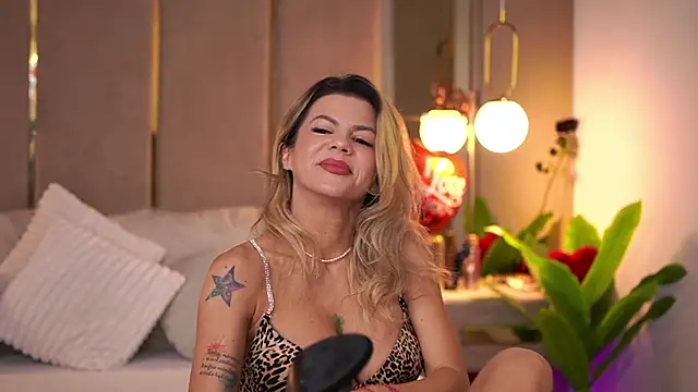 Snapshot of CamilaStarr chatting on March 5, 7:32 pm CamilaStarr online show from March 5, 7:32 pm