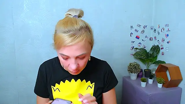 EmmaCat  online show from December 3, 6:10 am