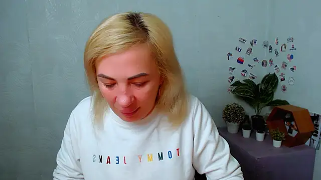 EmmaCat  online show from December 16, 5:23 am