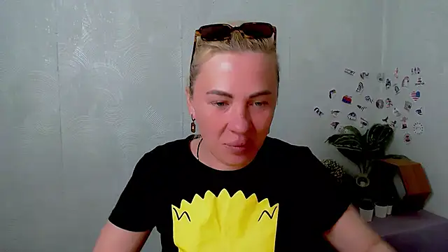 Snapshot of EmmaCat_ chatting on May 5, 4:20 am EmmaCat online show from May 5, 4:20 am