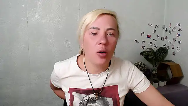 Snapshot of EmmaCat_ chatting on May 7, 4:07 am EmmaCat online show from May 7, 4:07 am