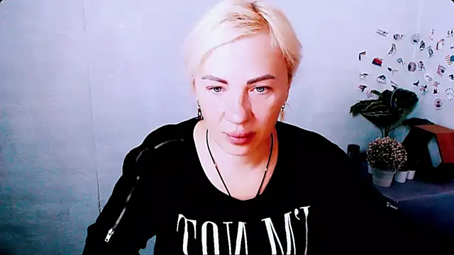 Snapshot of EmmaCat_ chatting on June 1, 4:14 am EmmaCat online show from June 1, 4:14 am