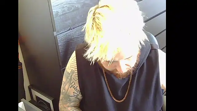 Snapshot of ThatAltGuy chatting on September 23, 9:01 am ThatAltGuy online show from September 23, 9:01 am