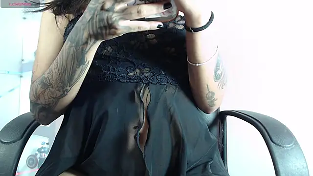 Snapshot of MavisManson chatting on October 23, 8:18 pm MavisManson online show from October 23, 8:18 pm