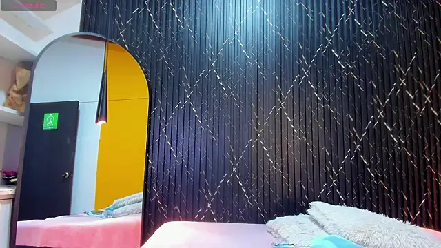 Miss Ariaa online show from October 8, 11:30 am