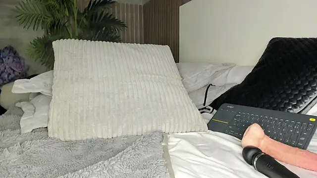 Amber Santana online show from April 11, 7:45 am