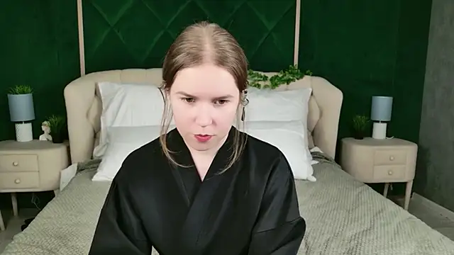 Snapshot of Alida_Brice chatting on December 4, 3:32 pm Alida Brice online show from December 4, 3:32 pm