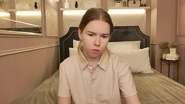 Snapshot of Alida_Brice chatting on December 14, 5:35 am Alida Brice online show from December 14, 5:35 am