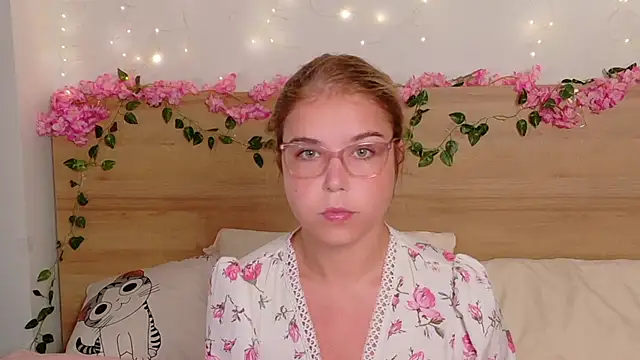 Lilith Bonheur online show from October 16, 8:10 pm