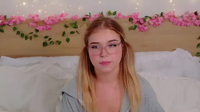 Lilith Bonheur online show from December 19, 1:34 am