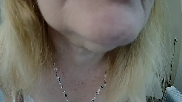 Snapshot of EmmaEllison chatting on February 12, 7:14 am EmmaEllison online show from February 12, 7:14 am