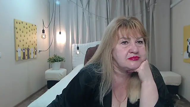 Snapshot of EmmaEllison chatting on May 20, 6:19 am EmmaEllison online show from May 20, 6:19 am