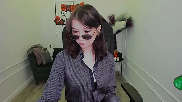 MeLLSawertyq online show from October 31, 7:37 pm