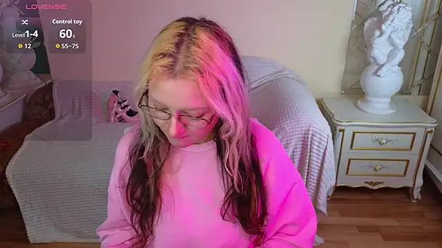 JuicyLullu online show from December 1, 11:59 am