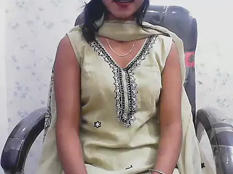 short girl  online show from April 7, 3:12 pm