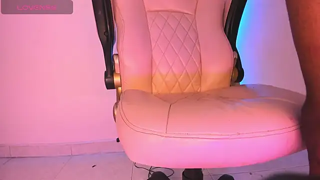 Snapshot of Mia_royal chatting on December 1, 10:15 pm Mia royal online show from December 1, 10:15 pm