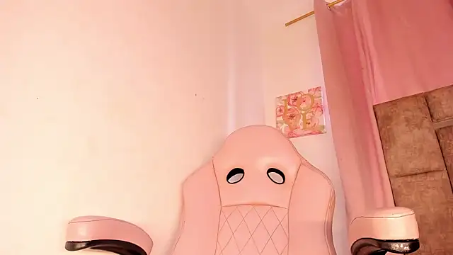 Snapshot of Mia_royal chatting on December 18, 8:48 pm Mia royal online show from December 18, 8:48 pm