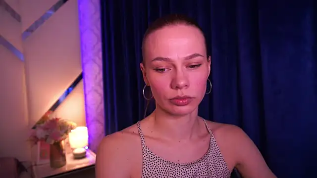 ShyySiren online show from April 9, 1:49 pm