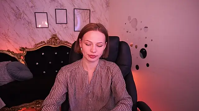 ShyySiren online show from April 19, 1:32 pm