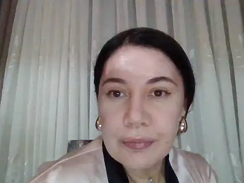 Snapshot of Lomivah chatting on December 17, 5:19 pm Lomivah online show from December 17, 5:19 pm