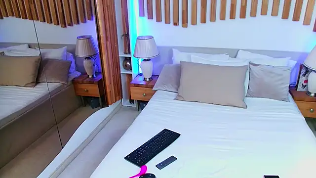 Snapshot of DesireeKeys chatting on October 17, 3:53 am DesireeKeys online show from October 17, 3:53 am