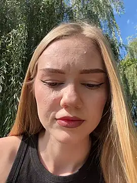Snapshot of MilaMoone chatting on September 17, 10:39 am MilaMoone online show from September 17, 10:39 am
