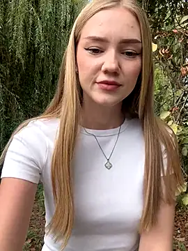 Snapshot of MilaMoone chatting on September 20, 10:27 am MilaMoone online show from September 20, 10:27 am
