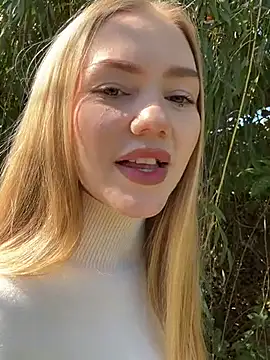 Snapshot of MilaMoone chatting on October 4, 8:23 am MilaMoone online show from October 4, 8:23 am