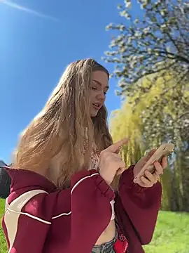 MilaMoone online show from April 6, 11:00 am