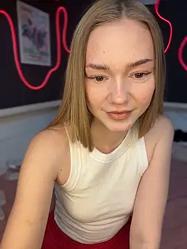 Snapshot of MilaMoone chatting on April 19, 10:25 am MilaMoone online show from April 19, 10:25 am