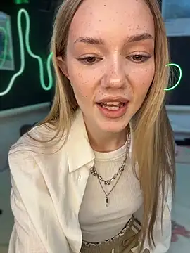 Snapshot of MilaMoone chatting on May 2, 11:15 am MilaMoone online show from May 2, 11:15 am