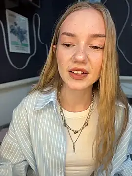 Snapshot of MilaMoone chatting on May 16, 11:31 am MilaMoone online show from May 16, 11:31 am
