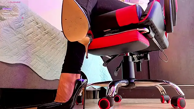 Snapshot of heylovelygirl chatting on February 17, 2:57 pm heylovelygirl online show from February 17, 2:57 pm