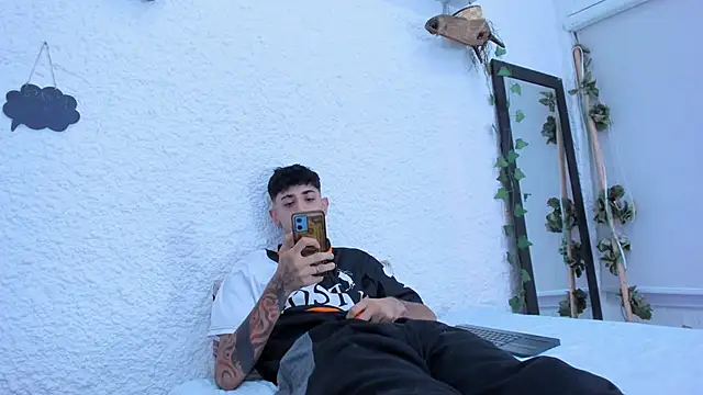 Snapshot of j_martony chatting on December 18, 4:40 am j martony online show from December 18, 4:40 am